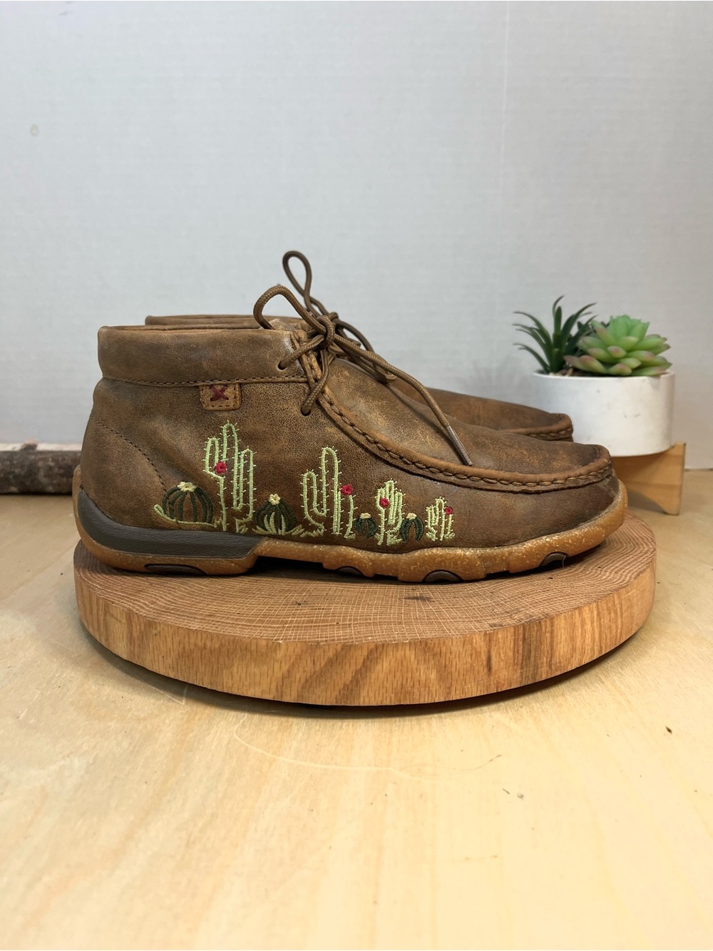 Twisted X Women's Chukka Driving Mocs cactus embroidery Size 8 - Picture 6 of 16